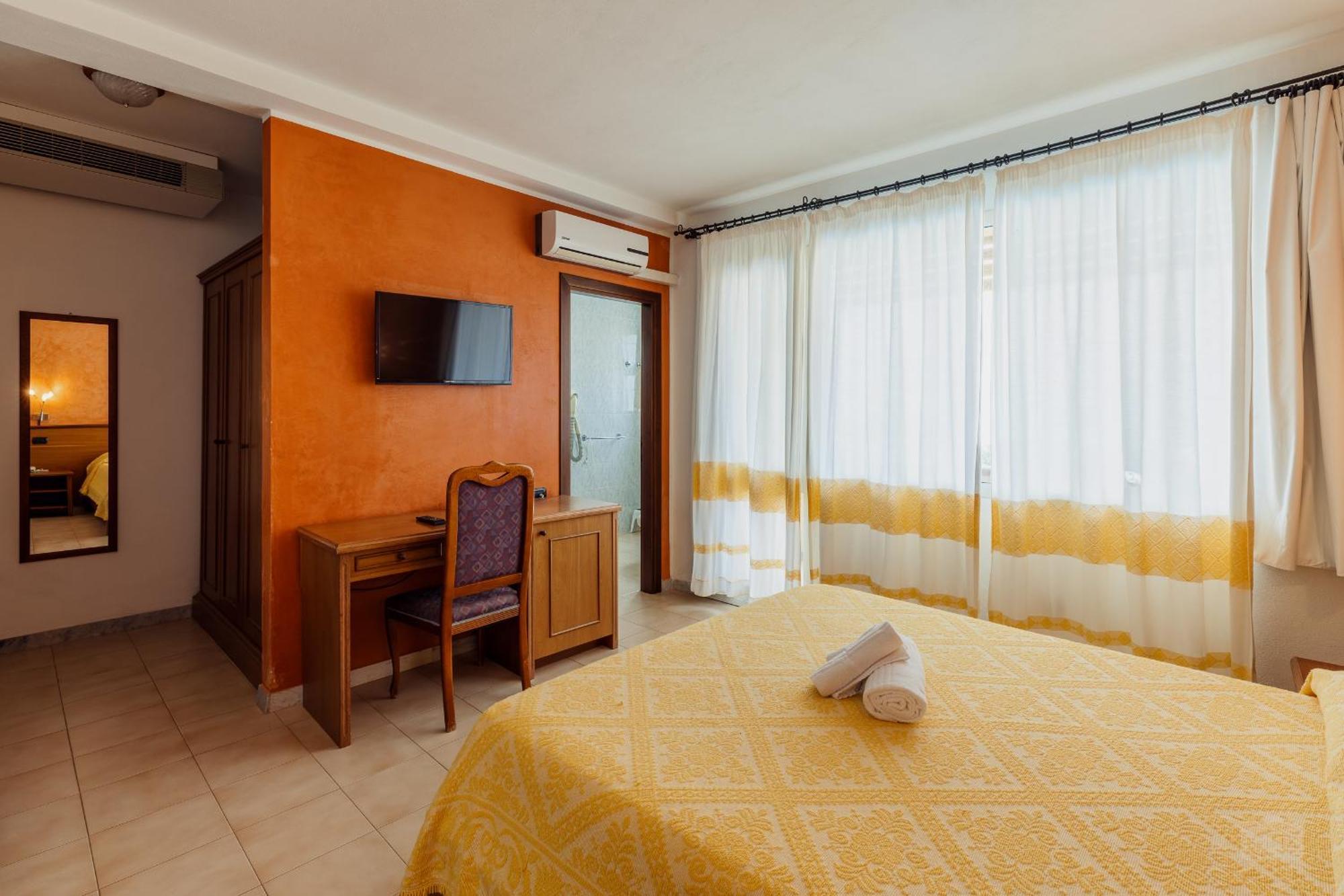 Malaspina Hotel & Resort Bosa Bagian luar foto